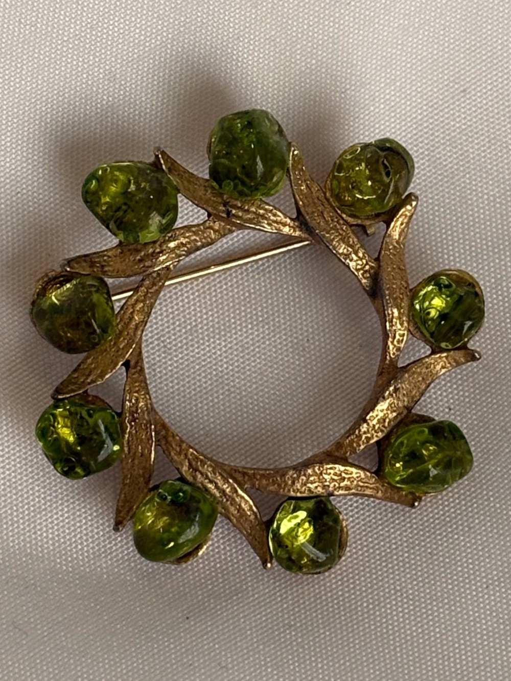 Vintage DuBarry 5th Ave Green Art Glass Berry Wreath Brooch Gold Tone - Picture 7 of 7